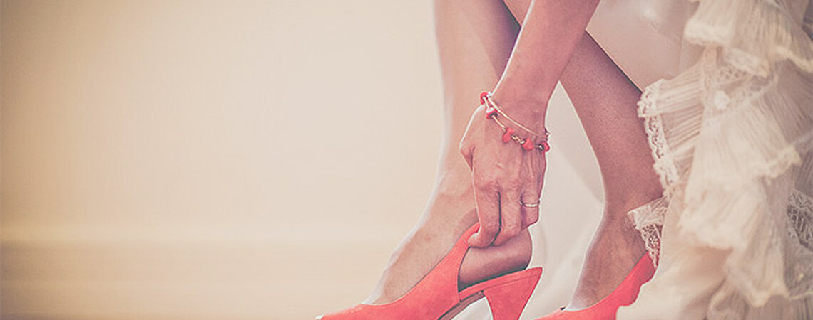 Novias con zapatos rojos