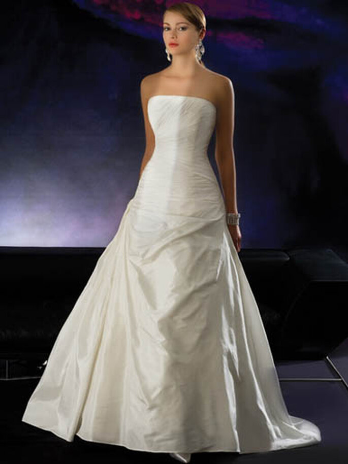 Picking the Right Strapless Wedding Dress for You